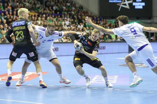 12 11 2025, xtgx, Handball, EHF Champions League, SC Magdeburg HC Zagreb v l Roko Trivkovic Zagreb, 77 , Gisli Thorgeir Kristjansson Magdeburg, 10 duel, duel, fight, tackle Magdeubrg