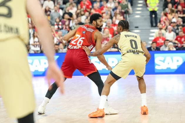 Spencer Dinwiddie FC Bayern Basketball, 26 with Kevin Punter FC Barcelona Basket, 00 , GER, FC Bayern Basketball vs FC Barcelona, Basketball, Euroleague, Matchday 10, Season 2025 2026, 12 11 2025, GER, FC Bayern Basketball vs FC Barcelona, Basketball, Euroleague, Matchday 10, Season 2025 2026, 12 11 2025 Munich Copyright: xEibner-Pressefoto JennixMaulx EP_JML