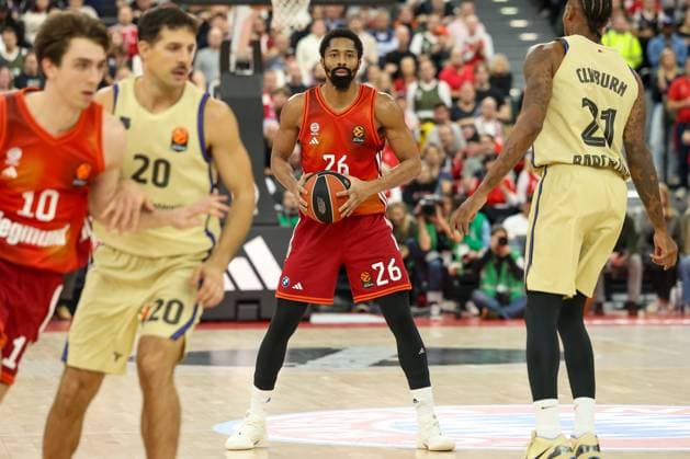Spencer Dinwiddie FC Bayern Basketball, 26 with ball, with Will Clyburn FC Barcelona Basket, 21 and Nicolas Laprovittola FC Barcelona Basket, 20 , with Justinian Jessup FC Bayern Basketball, 10 , GER, FC Bayern Basketball vs FC Barcelona, Basketball, Euroleague, Matchday 10, 2025 2026 season, 12 11 2025, GER, FC Bayern Basketball vs FC Barcelona, Basketball, Euroleague, Matchday 10, 2025 2026 season, 12 11 2025 Munich Copyright: xEibner-Pressefoto JennixMaulx EP_JML
