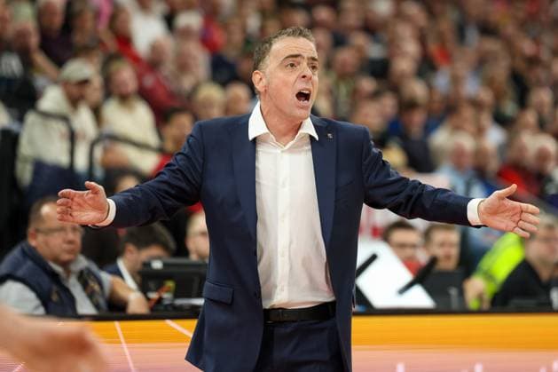 Oscar Orellana FC Barcelona Basket, Head Coach gestures, GER, FC Bayern Basketball vs FC Barcelona, Basketball, Euroleague, Matchday 10, Season 2025 2026, 12 11 2025, GER, FC Bayern Basketball vs FC Barcelona, Basketball, Euroleague, Matchday 10, Season 2025 2026, 12 11 2025 Munich Copyright: xEibner-Pressefoto JennixMaulx EP_JML