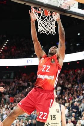 Isiaha Mike FC Bayern Basketball, 22 at the basket, GER, FC Bayern Basketball vs FC Barcelona, Basketball, Euroleague, Matchday 10, 2025 2026 season, 12 11 2025, GER, FC Bayern Basketball vs FC Barcelona, Basketball, Euroleague, Matchday 10, 2025 2026 season, 12 11 2025 Munich Copyright: xEibner-Pressefoto JennixMaulx EP_JML