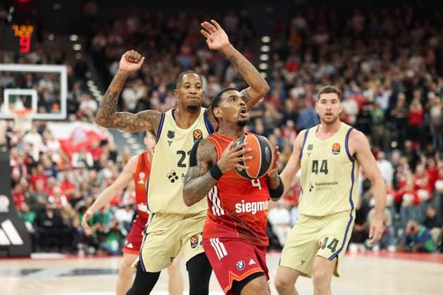 Xavier Rathan Mayes FC Bayern Basketball, 04 with Will Clyburn FC Barcelona Basket, 21 and Joel Parra FC Barcelona Basket, 44 , GER, FC Bayern Basketball vs FC Barcelona, Basketball, Euroleague, Matchday 10, Season 2025 2026, 12 11 2025, GER, FC Bayern Basketball vs FC Barcelona, Basketball, Euroleague, Matchday 10, Season 2025 2026, 12 11 2025 Munich Copyright: xEibner-Pressefoto JennixMaulx EP_JML