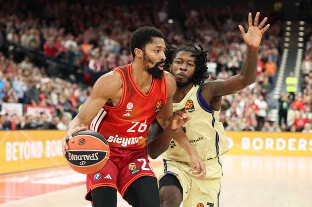 Spencer Dinwiddie FC Bayern Basketball, 26 with Myles Cale FC Barcelona Basket, 03 , GER, FC Bayern Basketball vs FC Barcelona, Basketball, Euroleague, Matchday 10, Season 2025 2026, 12 11 2025, GER, FC Bayern Basketball vs FC Barcelona, Basketball, Euroleague, Matchday 10, Season 2025 2026, 12 11 2025 Munich Copyright: xEibner-Pressefoto JennixMaulx EP_JML