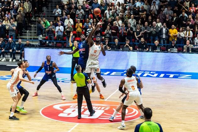 GER, BKT EuroCup, season 2025 2026, Niners Chemnitz Buducnost VOLI Podgorica 12 11 2025, Messe, Chemnitz, GER, BKT EuroCup, season 2025 2026, Niners Chemnitz Buducnost VOLI Podgorica Tipp off, Jerry Boutsiele Buducnost VOLI Podgorica 16 , Amadou Sow Niners Chemnitz, 12 Foto Alexander Trienitz Chemnitz Messe Sachsen Germany