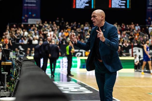 GER, BKT EuroCup, Season 2025 2026, Niners Chemnitz Buducnost VOLI Podgorica 12 11 2025, Messe, Chemnitz, GER, BKT EuroCup, Season 2025 2026, Niners Chemnitz Buducnost VOLI Podgorica Rodrigo Pastore Head Coach , Niners Chemnitz Foto Alexander Trienitz Chemnitz Messe Sachsen Germany