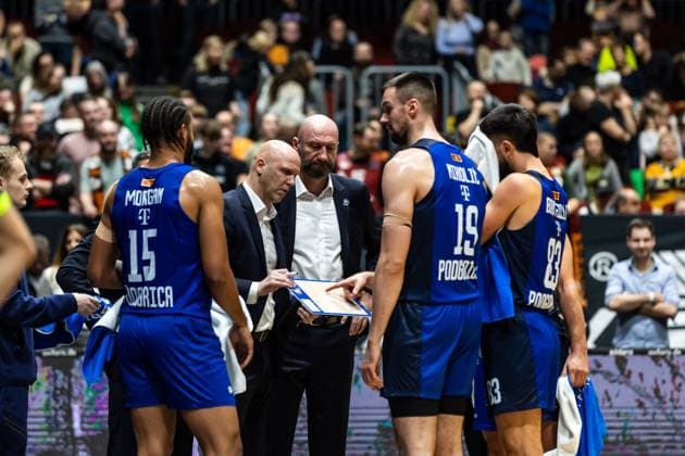 GER, BKT EuroCup, Season 2025 2026, Niners Chemnitz Buducnost VOLI Podgorica 12 11 2025, Messe, Chemnitz, GER, BKT EuroCup, Season 2025 2026, Niners Chemnitz Buducnost VOLI Podgorica Andrej Zakelj Head Coach , Buducnost VOLI Podgorica talks to his players Photo Alexander Trienitz Chemnitz Messe Sachsen Germany