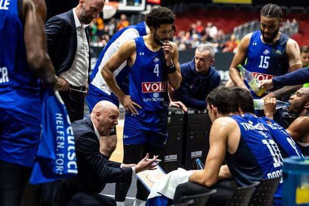 GER, BKT EuroCup, Season 2025 2026, Niners Chemnitz Buducnost VOLI Podgorica 12 11 2025, Messe, Chemnitz, GER, BKT EuroCup, Season 2025 2026, Niners Chemnitz Buducnost VOLI Podgorica Andrej Zakelj Head Coach , Buducnost VOLI Podgorica talks to his players Photo Alexander Trienitz Chemnitz Messe Sachsen Germany