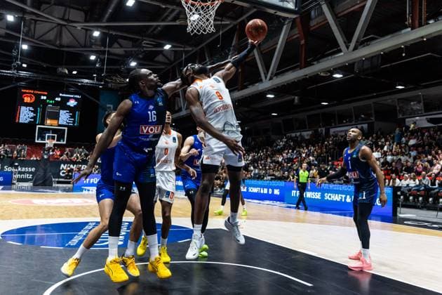 GER, BKT EuroCup, season 2025 2026, Niners Chemnitz Buducnost VOLI Podgorica 12 11 2025, Messe, Chemnitz, GER, BKT EuroCup, season 2025 2026, Niners Chemnitz Buducnost VOLI Podgorica John Edward Newman III Niners Chemnitz, 9 , Jerry Boutsiele Buducnost VOLI Podgorica 16 Foto Alexander Trienitz Chemnitz Messe Sachsen Germany