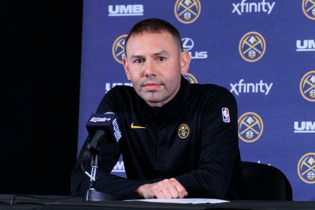November 12, 2025, Inglewood, California, USA: Head coach, David Adelman of the Denver Nuggets speaks during a press conference, PK, Pressekonferenz after their regular season NBA, Basketball Herren, USA game against the Los Angeles Clippers on Wednesday November 12, 2025 at Intuit Dome in Inglewood, California. Clippers lose to Nuggets, 116-130. ARIANA RUIZ PI Inglewood USA - ZUMAp124 20251112_zaa_p124_078 Copyright: xArianaxRuizx