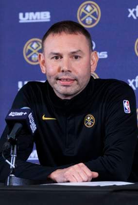 November 12, 2025, Inglewood, California, USA: Head coach, David Adelman of the Denver Nuggets speaks during a press conference, PK, Pressekonferenz after their regular season NBA, Basketball Herren, USA game against the Los Angeles Clippers on Wednesday November 12, 2025 at Intuit Dome in Inglewood, California. Clippers lose to Nuggets, 116-130. ARIANA RUIZ PI Inglewood USA - ZUMAp124 20251112_zaa_p124_079 Copyright: xArianaxRuizx