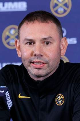November 12, 2025, Inglewood, California, USA: Head coach, David Adelman of the Denver Nuggets speaks during a press conference, PK, Pressekonferenz after their regular season NBA, Basketball Herren, USA game against the Los Angeles Clippers on Wednesday November 12, 2025 at Intuit Dome in Inglewood, California. Clippers lose to Nuggets, 116-130. ARIANA RUIZ PI Inglewood USA - ZUMAp124 20251112_zaa_p124_080 Copyright: xArianaxRuizx