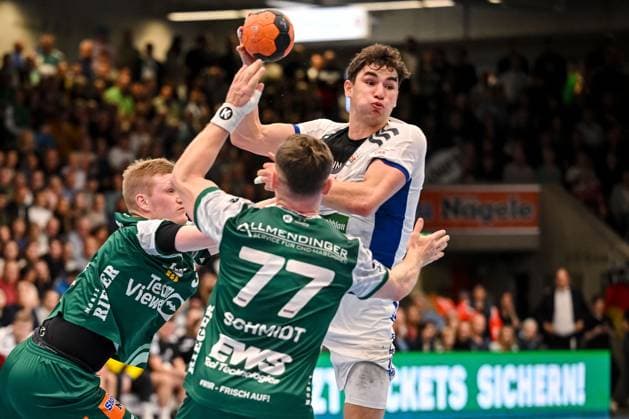 Goeppingen, Deutschland, 13.11.25: Ymir Oern Gislason (FRISCH AUF! Goeppingen), Elias Kofler (HSV Hamburg) und David Schmidt (FRISCH AUF! Goeppingen) im Zweikampf waehrend des Daikin Handball Bundesliga Spiels zwischen FRISCH AUF! Goeppingen vs HSV Hamburg in der EWS Arena am 13. November 2025 in Goeppingen, Deutschland. (Foto von Harry Langer DeFodi Images) Goeppingen, Germany, 13.11.25: Ymir Oern Gislason (FRISCH AUF! Goeppingen), Elias Kofler (HSV Hamburg) und David Schmidt (FRISCH AUF! Goeppingen) battle for the ball during the Daikin Handball Bundesliga match between FRISCH AUF! Goeppingen vs HSV Hamburg at EWS Arena on November 13, 2025 in Goeppingen, Germany. (Photo by Harry Langer DeFodi Images) (Photo by Harry Langer DeFodi Images) Goeppingen, Germany, 13 11 25 Ymir Oern Gislason FRISCH AUF Goeppingen , Elias Kofler HSV Hamburg and David Schmidt FRISCH AUF Goeppingen in a duel during the Daikin Handball Bundesliga match between FRISCH AUF Goeppingen vs HSV Hamburg at EWS Arena on November 13, 2025 in Goeppingen, Germany Photo by Harry Langer DeFodi Images Goeppingen, Germany, 13 11 25 Ymir Oern Gislason FRISCH AUF Goeppingen , Elias Kofler HSV Hamburg and David Schmidt FRISCH AUF Goeppingen battle for the ball during the Daikin Handball Bundesliga match between FRISCH AUF Goeppingen vs HSV Hamburg at EWS Arena on November 13, 2025 in Goeppingen, Germany Photo by Harry Langer DeFodi Images Photo by Harry Langer DeFodi Images