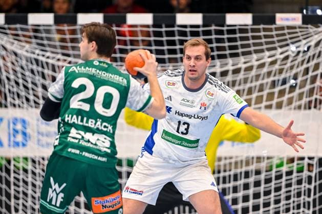 Goeppingen, Deutschland, 13.11.25: Ludvig Hallbaeck (FRISCH AUF! Goeppingen) und Niklas Weller (HSV Hamburg) im Zweikampf waehrend des Daikin Handball Bundesliga Spiels zwischen FRISCH AUF! Goeppingen vs HSV Hamburg in der EWS Arena am 13. November 2025 in Goeppingen, Deutschland. (Foto von Harry Langer DeFodi Images) Goeppingen, Germany, 13.11.25: Ludvig Hallbaeck (FRISCH AUF! Goeppingen) und Niklas Weller (HSV Hamburg) battle for the ball during the Daikin Handball Bundesliga match between FRISCH AUF! Goeppingen vs HSV Hamburg at EWS Arena on November 13, 2025 in Goeppingen, Germany. (Photo by Harry Langer DeFodi Images) (Photo by Harry Langer DeFodi Images) Goeppingen, Germany, 13 11 25 Ludvig Hallbaeck FRISCH AUF Goeppingen and Niklas Weller HSV Hamburg in a duel during the Daikin Handball Bundesliga match between FRISCH AUF Goeppingen vs HSV Hamburg at EWS Arena on November 13, 2025 in Goeppingen, Germany Photo by Harry Langer DeFodi Images Goeppingen, Germany, 13 11 25 Ludvig Hallbaeck FRISCH AUF Goeppingen and Niklas Weller HSV Hamburg battle for the ball during the Daikin Handball Bundesliga match between FRISCH AUF Goeppingen vs HSV Hamburg at EWS Arena on November 13, 2025 in Goeppingen, Germany Photo by Harry Langer DeFodi Images Photo by Harry Langer DeFodi Images
