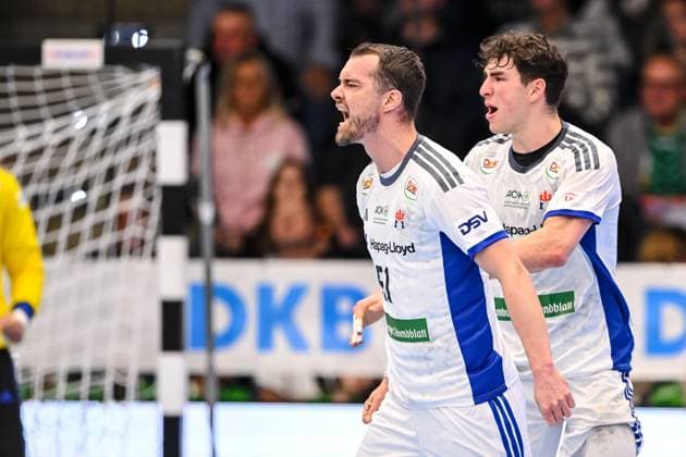 Goeppingen, Deutschland, 13.11.25: Casper U. Mortensen (HSV Hamburg) gestikuliert, gestik, jubelt waehrend des Daikin Handball Bundesliga Spiels zwischen FRISCH AUF! Goeppingen vs HSV Hamburg in der EWS Arena am 13. November 2025 in Goeppingen, Deutschland. (Foto von Harry Langer DeFodi Images) Goeppingen, Germany, 13.11.25: Casper U. Mortensen (HSV Hamburg) gestures during the Daikin Handball Bundesliga match between FRISCH AUF! Goeppingen vs HSV Hamburg at EWS Arena on November 13, 2025 in Goeppingen, Germany. (Photo by Harry Langer DeFodi Images) (Photo by Harry Langer DeFodi Images) Goeppingen, Germany, 13 11 25 Casper U Mortensen HSV Hamburg gestures, gestures, cheers during the Daikin Handball Bundesliga match between FRISCH AUF Goeppingen vs HSV Hamburg at EWS Arena on November 13, 2025 in Goeppingen, Germany Photo by Harry Langer DeFodi Images Goeppingen, Germany, 13 11 25 Casper U Mortensen HSV Hamburg gestures during the Daikin Handball Bundesliga match between FRISCH AUF Goeppingen vs HSV Hamburg at EWS Arena on November 13, 2025 in Goeppingen, Germany Photo by Harry Langer DeFodi Images Photo by Harry Langer DeFodi Images