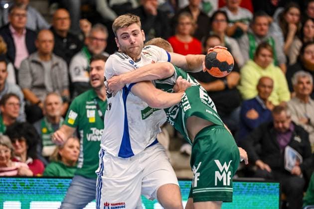 Goeppingen, Deutschland, 13.11.25: Oliver Norlyk (HSV Hamburg) und Martin Hanne (FRISCH AUF! Goeppingen) im Zweikampf waehrend des Daikin Handball Bundesliga Spiels zwischen FRISCH AUF! Goeppingen vs HSV Hamburg in der EWS Arena am 13. November 2025 in Goeppingen, Deutschland. (Foto von Harry Langer DeFodi Images) Goeppingen, Germany, 13.11.25: Oliver Norlyk (HSV Hamburg) und Martin Hanne (FRISCH AUF! Goeppingen) battle for the ball during the Daikin Handball Bundesliga match between FRISCH AUF! Goeppingen vs HSV Hamburg at EWS Arena on November 13, 2025 in Goeppingen, Germany. (Photo by Harry Langer DeFodi Images) (Photo by Harry Langer DeFodi Images) Goeppingen, Germany, 13 11 25 Oliver Norlyk HSV Hamburg and Martin Hanne FRISCH AUF Goeppingen battle for the ball during the Daikin Handball Bundesliga match between FRISCH AUF Goeppingen vs HSV Hamburg at EWS Arena on November 13, 2025 in Goeppingen, Germany Photo by Harry Langer DeFodi Images Goeppingen, Germany, 13 11 25 Oliver Norlyk HSV Hamburg and Martin Hanne FRISCH AUF Goeppingen battle for the ball during the Daikin Handball Bundesliga match between FRISCH AUF Goeppingen vs HSV Hamburg at EWS Arena on November 13, 2025 in Goeppingen, Germany Photo by Harry Langer DeFodi Images Photo by Harry Langer DeFodi Images
