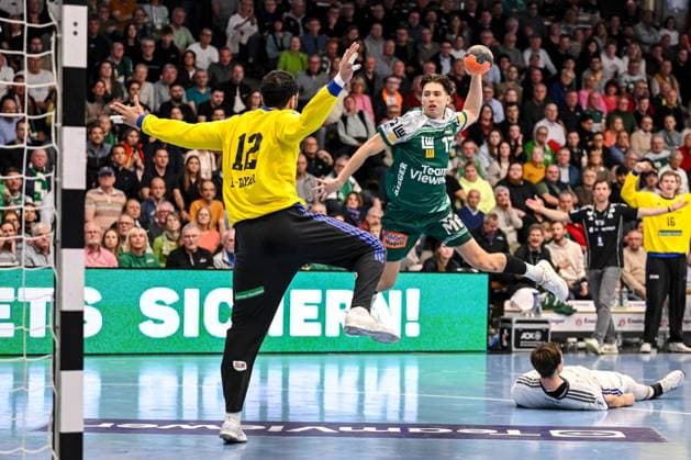 Goeppingen, Deutschland, 13.11.25: Torwart Mohamed El-Tayar (HSV Hamburg) und Tim Gossner (FRISCH AUF! Goeppingen) im Zweikampf waehrend des Daikin Handball Bundesliga Spiels zwischen FRISCH AUF! Goeppingen vs HSV Hamburg in der EWS Arena am 13. November 2025 in Goeppingen, Deutschland. (Foto von Harry Langer DeFodi Images) Goeppingen, Germany, 13.11.25: Torwart Mohamed El-Tayar (HSV Hamburg) und Tim Gossner (FRISCH AUF! Goeppingen) battle for the ball during the Daikin Handball Bundesliga match between FRISCH AUF! Goeppingen vs HSV Hamburg at EWS Arena on November 13, 2025 in Goeppingen, Germany. (Photo by Harry Langer DeFodi Images) (Photo by Harry Langer DeFodi Images) Goeppingen, Germany, 13 11 25 Goalkeeper Mohamed El Tayar HSV Hamburg and Tim Gossner FRISCH AUF Goeppingen in a duel during the Daikin Handball Bundesliga match between FRISCH AUF Goeppingen vs HSV Hamburg at EWS Arena on November 13, 2025 in Goeppingen, Germany Photo by Harry Langer DeFodi Images Goeppingen, Germany, 13 11 25 Goalkeeper Mohamed El Tayar HSV Hamburg and Tim Gossner FRISCH AUF Goeppingen battle for the ball during the Daikin Handball Bundesliga match between FRISCH AUF Goeppingen vs HSV Hamburg at EWS Arena on November 13, 2025 in Goeppingen, Germany Photo by Harry Langer DeFodi Images Photo by Harry Langer DeFodi Images