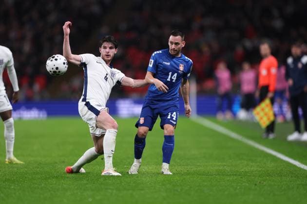 London, England, 13th November 2025. Declan Rice of England tackles Andrija Zivkovic of Serbia during the England vs Serbia FIFA World Cup, WM, Weltmeisterschaft, Fussball European Qualifying match at Wembley Stadium, London. Picture credit should read: David Klein Sportimage EDITORIAL USE ONLY. No use with unauthorised audio, video, data, fixture lists, club league logos or live services. Online in-match use limited to 120 images, no video emulation. No use in betting, games or single club league player publications. SPI_049_DK_Eng_Serbia SPI-4283-0049