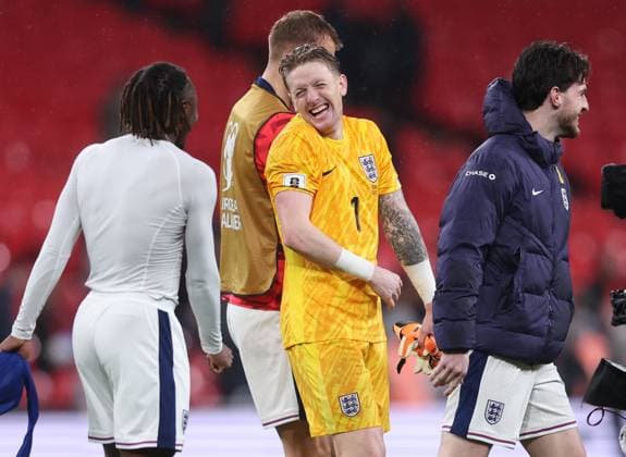 London, England, 13th November 2025. Eberechi Eze of England celebrates with Jordan Pickford of England (r) during the England vs Serbia FIFA World Cup, WM, Weltmeisterschaft, Fussball European Qualifying match at Wembley Stadium, London. Picture credit should read: David Klein Sportimage EDITORIAL USE ONLY. No use with unauthorised audio, video, data, fixture lists, club league logos or live services. Online in-match use limited to 120 images, no video emulation. No use in betting, games or single club league player publications. SPI_074_DK_Eng_Serbia SPI-4283-0074