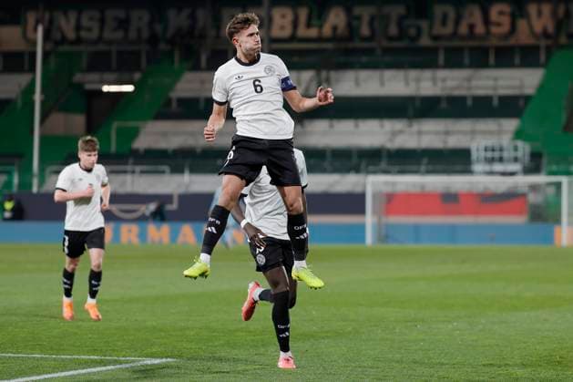 From left to right Torschuetze, Scorer Tom Bischof Germany, 6 , Cheers after the goal to 1 0, cheering, cheering, cheering, cheering, Cheers after the goal, cheering, celebrated, cheers, cheering, emotions November 14, 2025, Football, U21 European Championship Qualification, Germany Malta, GER, Fuerth, Sportpark Ronhof Copyright: HMBxMedia xHeikoxBecker
