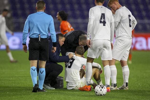 Fußball, U21, EM Quali, Niederlande - Slowenien LEEUWARDEN , 14-11-2025 , Stadium Kooi , season 2025 2026 , UEFA European U21, U 21 Football 2025 , Qualifying round - Matchday 6 , match between Netherlands and Slovenia , Pictures shows Slovenia U21 player Nino Milic with an injury Netherlands - Slovenia (u21) x32018805x Copyright: