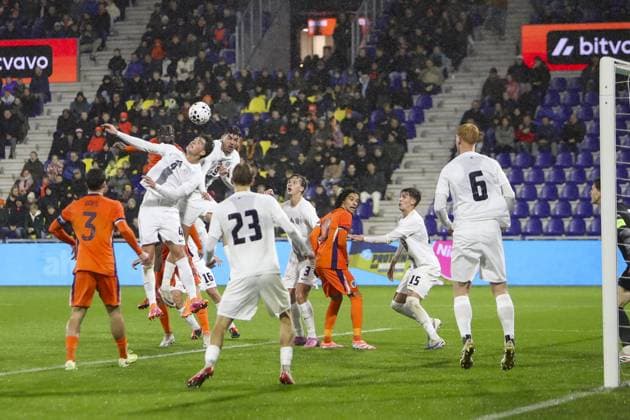 Fußball, U21, EM Quali, Niederlande - Slowenien LEEUWARDEN , 14-11-2025 , Stadium Kooi , season 2025 2026 , UEFA European U21, U 21 Football 2025 , Qualifying round - Matchday 6 , match between Netherlands and Slovenia , Pictures shows Netherlands U21 player Ezechiel Banzuzi and Slovenia U21 player Relja Obric Netherlands - Slovenia (u21) x32018889x Copyright: