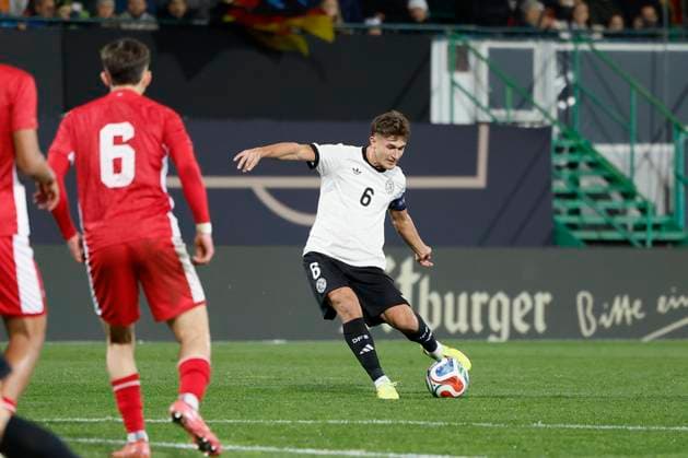 From left to right Tom Bischof Germany, 6 , Goal scored, erzielt das Tor zum 4 0, celebrate the goal November 14, 2025, Football, U21 European Championship Qualification, Deutschland Malta, GER, Fuerth, Sportpark Ronhof Copyright: HMBxMedia xHeikoxBecker