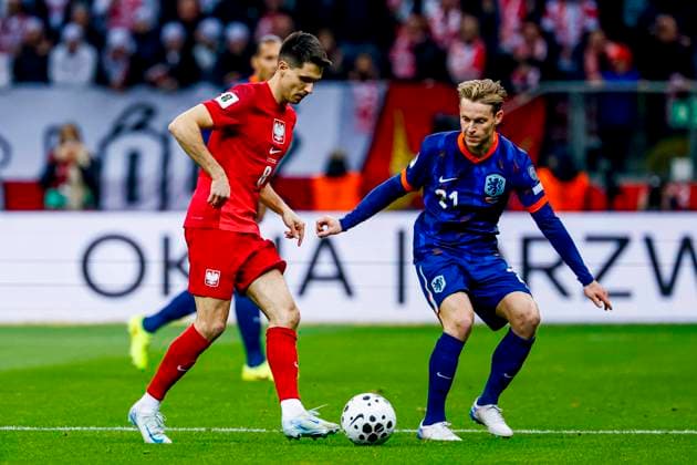 Bartosz Kapustka of Poland passes the ball under pressure from Frenkie de Jong of the Netherlands Poland v Netherlands, FIFA World Cup, WM, Weltmeisterschaft, Fussball 2026 Qualifier, Poland v Netherlands, PGE Narodowy, November 14, 2025, Warsaw, Poland.
