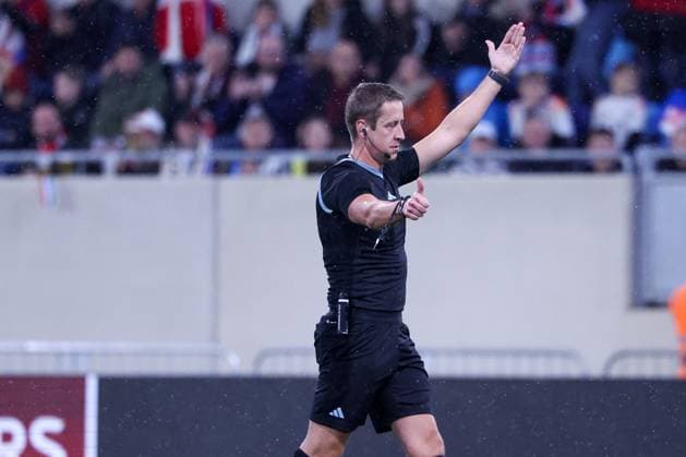 Referee Referee John Brooks ENG gestures, Luxembourg vs Germany, Football, Men, World Cup Qualification, Country Match, Group Stage, Group A, Stade de Luxembourg, UEFA,14 11 2025 Luxembourg City Luxembourg Copyright: xkolbert-press MartinxAgüerax