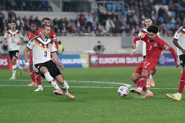 Soccer World Cup Qualification 2025 2026 14 11 2025, Soccer international match, international match, World Cup Qualification, 2025 2026, Group A, Luxembourg, Stade de Luxembourg, Kockelscheuer, Luxembourg LUX Germany, Germany GER vl Aiman Dardari Luxembourg, Luxembourg, FLF 7 fails with his attempt against Waldemar Anton Germany DEU, DFB, 3