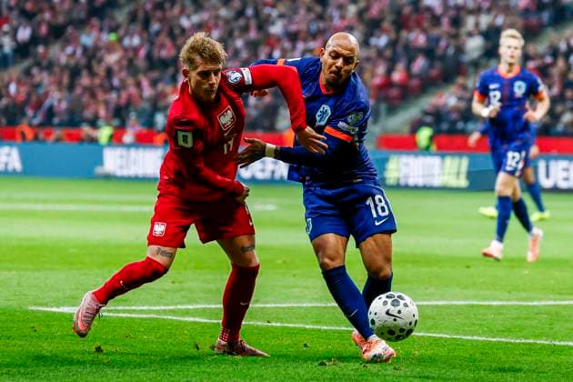 Fußball, WM Quali, Polen - Niederlande Donyell Malen of the Netherlands and Michal Skoras of Poland battle for the ball Poland v Netherlands, FIFA World Cup, WM, Weltmeisterschaft, Fussball 2026 Qualifier, Poland v Netherlands, PGE Narodowy, November 14, 2025, Warsaw, Poland.