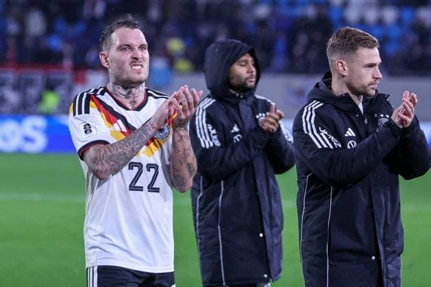 David Raum 22 Germany , Serge Gnabry Germany and Joshua Kimmich 6 Germany with the fans after the match, final cheer, Luxembourg vs. Germany, Football, Men, World Cup Qualification, Country Match, Group Stage, Group A, Stade de Luxembourg, UEFA,14 11 2025 Luxembourg City Luxembourg Copyright: xkolbert-press MartinxAgüerax