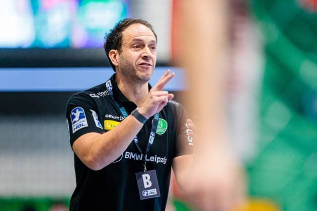 Raul Alonso SC DHfK Leipzig, Coach gestures GER, GWD Minden vs SC DHfK Leipzig, Handball, 1 Bundesliga, Matchday 12, Season 2025 2026, 14 11 2025 GER, GWD Minden vs SC DHfK Leipzig, Handball, 1 Bundesliga, Matchday 12, Season 2025 2026, 14 11 2025 Luebbecke Copyright: xEibner-Pressefoto JanxRollingerx EP_JSK