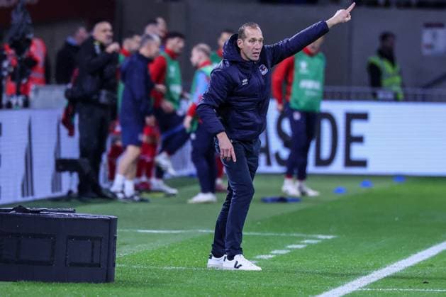 Head Coach Jeff Strasser Luxembourg Luxembourg with instructions, Luxembourg vs Germany, Football, Men, World Cup Qualification, Country Match, Group Stage, Group A, Stade de Luxembourg, UEFA,14 11 2025 Luxembourg City Luxembourg Copyright: xkolbert-press MartinxAgüerax
