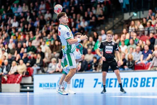 Lucas Krzikalla SC DHfK Leipzig, 08 at seven-meter 7 meter throw GER, GWD Minden vs SC DHfK Leipzig, Handball, 1 Bundesliga, Matchday 12, Season 2025 2026, 14 11 2025 GER, GWD Minden vs SC DHfK Leipzig, Handball, 1 Bundesliga, Matchday 12, Season 2025 2026, 14 11 2025 Luebbecke Copyright: xEibner-Pressefoto JanxRollingerx EP_JSK
