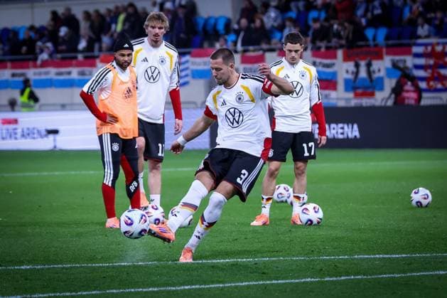 Waldemar Anton Germany with a shot during warm up, Serge Gnabry Germany , Nick Woltemade 11 Germany , Florian Wirtz 17 Germany watch, Luxembourg vs Germany, Football, Men, World Cup Qualification, International, Group stage, Group A, Stade de Luxembourg, UEFA,14 11 2025 Luxembourg City Luxembourg Copyright: xkolbert-press MartinxAgüerax