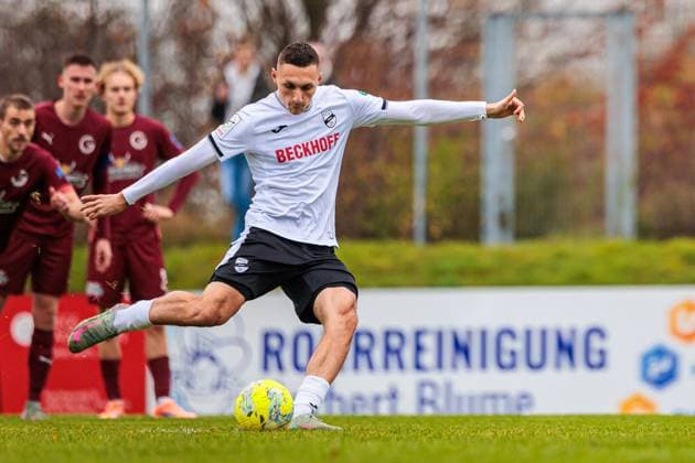 Dominik Steczyk SC Verl, 11 on penalty 11 meter shot GER, 1 FC Gievenbeck vs SC Verl, Football, Westfalenpokal, Quarterfinal, Season 2025 2026, 15 11 2025 DFL Regulations prohibit any use of photographers as image sequences and or quasi video GER, 1 FC Gievenbeck vs SC Verl, Football, Westfalenpokal, Quarterfinal, Season 2025 2026, 15 11 2025 M nster Copyright: xEibner-Pressefoto JanxRollingerx EP_JSK