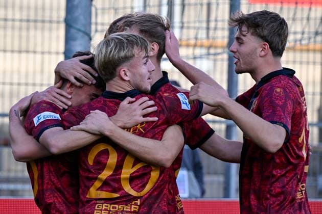 Unterhaching players with goal celebration, celebrate the goal, goal, celebration, jubilation over the goal to 1 0 by Mike Gevorgyan Unterhaching, 10 1 v li , optimistic, action, action, 15 11 2025, Unterhaching Germany , Football, Regionalliga Bayern, SpVgg Unterhaching DJK Vilzing xslx