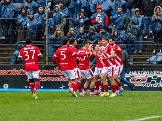 Football, Men, Season 2025 2026, Brandenburg State Cup quarter-final , SV Babelsberg 03 FC Energie Cottbus, f l Merveille Biankadi Energie Cottbus , Dominik Pelivan Energie Cottbus , Leon Guwara Energie Cottbus , Axel Borgmann Energie Cottbus , Can Moustfa Energie Cottbus , Erik Engelhardt Energie Cottbus , Tolcay Cigerci Energie Cottbus , Celebration after goal to 0 1, 15 11 2025, Copyright: xSebastianxRäppold MatthiasxKochx