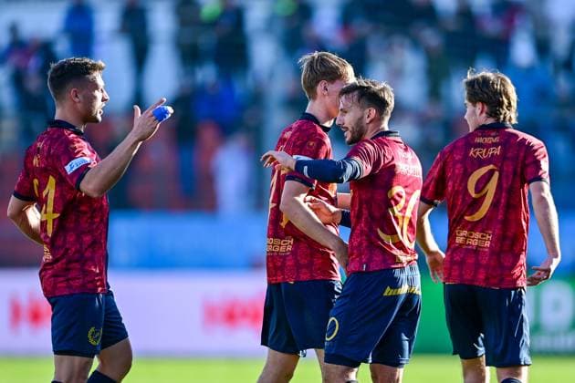 from left Moritz Mueller Unterhaching, 24 Nils Ortel Unterhaching, 49 Simon Skarlatidis Unterhaching, 30 Jeroen Krupa Unterhaching, 9 with goal celebration, jubilation, goal celebration, celebrate the goal, goal, celebration, jubilation over the goal to 2 0 by Simon Skarlatidis Unterhaching, 30 , optimistic, action, action, 15 11 2025, Unterhaching Germany , Football, Regionalliga Bayern, SpVgg Unterhaching DJK Vilzing xslx
