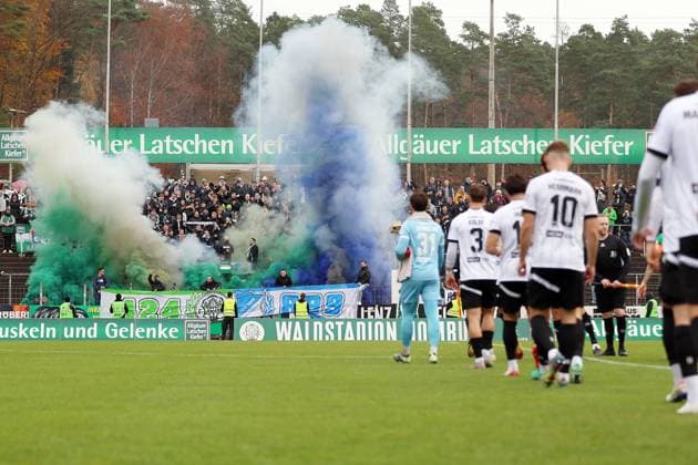 15 11 2025, xrekx, Soccer Regionalliga Suedwest, FC Homburg SV Sandhausen v l Homburg Fans ,Atmosphere, Scarves, Shirt, Flag, Banner, Ultras, Spectators, Visitors, Choreo, Choreography, atmosphere, spectators, Visitors DFL DFB REGULATIONS PROHIBIT ANY USE OF PHOTOGRAPHS as IMAGE SEQUENCES and or QUASI VIDEO Homburg