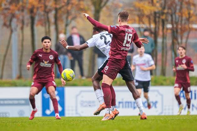v l Chilohem Onuoha SC Verl, 27 , Niklas Klinke 1 FC Gievenbeck, 19 in duel GER, 1 FC Gievenbeck vs SC Verl, Football, Westfalenpokal, Quarterfinals, Season 2025 2026, 15 11 2025 DFL Regulations prohibit any use of photographers as image sequences and or quasi video GER, 1 FC Gievenbeck vs SC Verl, Football, Westfalenpokal, Quarterfinals, Season 2025 2026, 15 11 2025 M nster Copyright: xEibner-Pressefoto JanxRollingerx EP_JSK