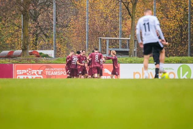 The team of 1 FC Gievenbeck cheers after scoring the 1 0 goal by Fabian Witt 1 FC Gievenbeck, 10 GER, 1 FC Gievenbeck vs SC Verl, Football, Westfalenpokal, Viertelfinale, Spielzeit 2025 2026, 15 11 2025 DFL Regulations prohibit any use of photographers as image sequences and or quasi video GER, 1 FC Gievenbeck vs SC Verl, Football, Westfalenpokal, Viertelfinale, Spielzeit 2025 2026, 15 11 2025 M nster Copyright: xEibner-Pressefoto JanxRollingerx EP_JSK