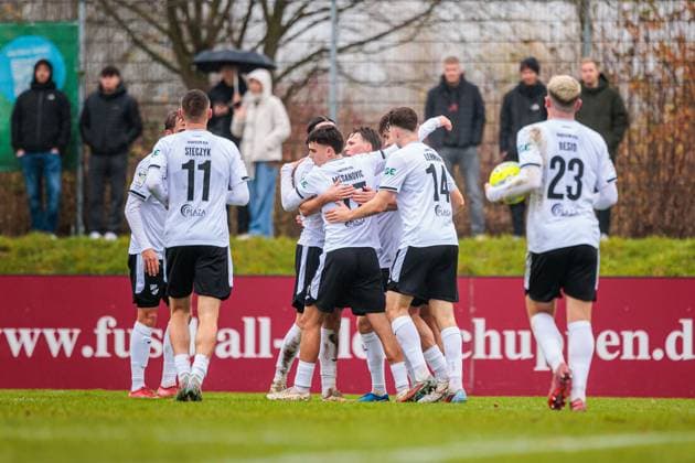 The SC Verl team cheers after Fynn Ottos goal to make it 1 1 SC Verl, 34 GER, 1 FC Gievenbeck vs SC Verl, Football, Westfalenpokal, Quarter-final, 2025 2026 season, 15 11 2025 DFL Regulations prohibit any use of photographers as image sequences and or quasi video GER, 1 FC Gievenbeck vs SC Verl, Football, Westfalenpokal, Quarter-final, 2025 2026 season, 15 11 2025 M nster Copyright: xEibner-Pressefoto JanxRollingerx EP_JSK