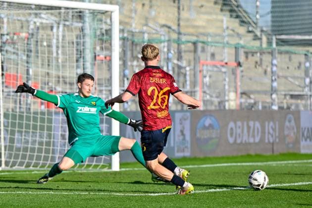 from left Fabian Eutinger goalkeeper, Vilzing, 1 Andy Breuer Unterhaching, 26 plays the pass to Cornelius Pfeiffer Unterhaching, 22 not in picture, not pictured who will push in for 3 0, 15 11 2025, Unterhaching Germany , Soccer, Regionalliga Bayern, SpVgg Unterhaching DJK Vilzing xslx