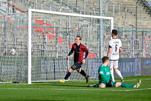 v li Cornelius Pfeiffer Unterhaching, 22 with goal celebration, jubilation, goal celebration, celebrate the goal, goal, celebration, jubilation over the goal to 3 0, optimistic, action, action, Fabian Eutinger goalkeeper, Vilzing, 1 Mario Kufner Vilzing, 6 looking disappointed, disappointment, frustration, disappointed, pessimistic, 15 11 2025, Unterhaching Germany , Football, Regionalliga Bayern, SpVgg Unterhaching DJK Vilzing xslx