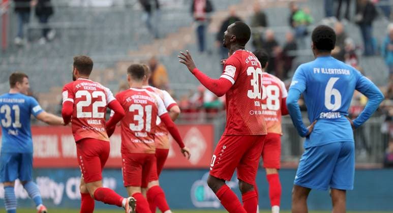 15 11 2025, xfsx, Herren, Fußball, Saison 2025 2026, Regionalliga Bayern, 18 Spieltag FC Wuerzburger Kickers FV Illertissen Tarsis Bonga FC Wuerzburger Kickers mit Torjubel, celebrate the goal, goal celebration, Jubel über das Tor zum 1 0, Namrud Embaye FV Illertissen Wuerzburg AKON ARENA Bayern Germany