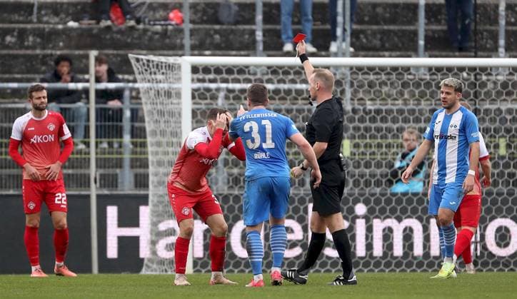 15 11 2025, xfsx, Men, Soccer, Season 2025 2026, Regionalliga Bayern, Matchday 18 FC Wuerzburger Kickers FV Illertissen v li Daniel Haegele FC Wuerzburger Kickers , Tim Kraus FC Wuerzburger Kickers , Tobias Ruehle FV Illertissen , Referee Stefan Treiber shows the yellow red card, second yellow card, Yannick Glessing FV Illertissen Wuerzburg AKON ARENA Bayern Germany