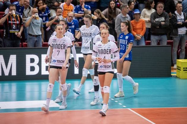 Britta Schammer Binder Blaubaeren TSV Flacht, 07, Franka van der Veer Binder Blaubaeren TSV Flacht, 04 in front and team of Binder Blaubaeren Flacht visibly disappointed after losing set GER, Allianz MTV Stuttgart vs Binder Blaubaeren Flacht, Volleyball Bundesliga, VBL, Spielzeit 2025 2026, 15 11 2025 GER, Allianz MTV Stuttgart vs Binder Blaubaeren Flacht, Volleyball Bundesliga, VBL, Spielzeit 2025 2026, 15 11 2025 Stuttgart Copyright: xSandyxDinkelackerx EP_SDR