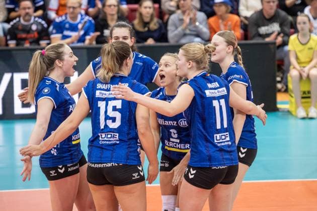 Antonia Stautz Allianz MTV Stuttgart, 06 , center is happy with team about winning set GER, Allianz MTV Stuttgart vs Binder Blaubaeren Flacht, Volleyball Bundesliga, VBL, Spielzeit 2025 2026, 15 11 2025 GER, Allianz MTV Stuttgart vs Binder Blaubaeren Flacht, Volleyball Bundesliga, VBL, Spielzeit 2025 2026, 15 11 2025 Stuttgart Copyright: xSandyxDinkelackerx EP_SDR