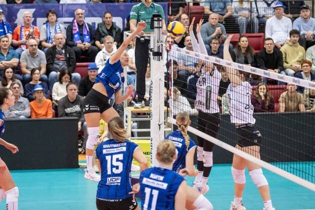 Antonia Stautz Allianz MTV Stuttgart, 06 prevails against the Flachter Block GER, Allianz MTV Stuttgart vs Binder Blaubaeren Flacht, Volleyball Bundesliga, VBL, Spielzeit 2025 2026, 15 11 2025 GER, Allianz MTV Stuttgart vs Binder Blaubaeren Flacht, Volleyball Bundesliga, VBL, Spielzeit 2025 2026, 15 11 2025 Stuttgart Copyright: xSandyxDinkelackerx EP_SDR